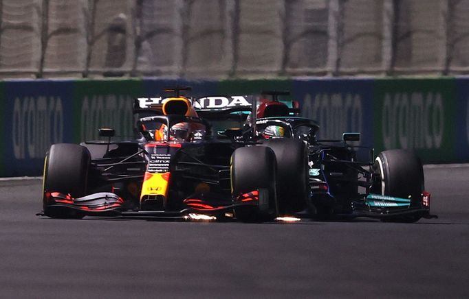 Max Verstappen v Red Bullu a Lewis Hamilton v Mercedesu bojují během VC Saúdské Arábie F1 2021