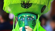 Mexiko City, Mexiko: zástupce původního indiánského kmene v tradičním kostýmu a masce slavnostně pochoduje ulicemi při oslavách Mezinárodního dne původních obyvatel.