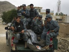 Odpovědnost za bezpečnostní situaci by měla postupně převzít afghánská armáda, ta se ale zatím bez NATO neobejde