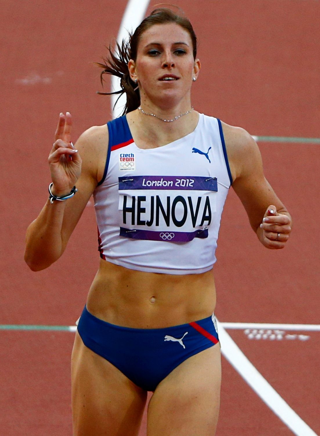 Česká překážkářka Zuzana Hejnová vítězí v 1. kole na 400 metrů překážek během OH 2012 v Londýně.