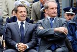 Vládní návštěvníci. Další ze symbolů novodobé Francie, prezident Nicolas Sarkozy spolu s ministrem obrany Longuetem.