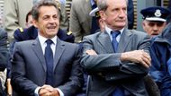 Vládní návštěvníci. Další ze symbolů novodobé Francie, prezident Nicolas Sarkozy spolu s ministrem obrany Longuetem.