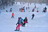 Sjezdovka na Klínovci se v sobotu zaplnila lyžaři, jimž loňská sezona kvůli lockdownu skončila krátce po zahájení.