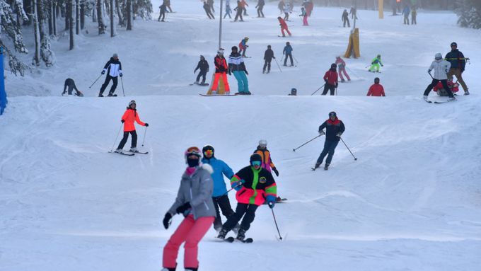 Sjezdovka na Klínovci se v sobotu zaplnila lyžaři, jimž loňská sezóna kvůli lockdownu skončila krátce posvém zahájení.