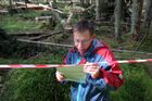 Dnes je čeká páska s oznámením o předběžném opatření klatovského soudu, které zakázalo členům Hnutí Duha vstup do prostoru. Aby si ho mohli přečíst, musí vstoupit do zakázané zóny.