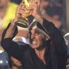 Brankář Gianluigi Buffon předvádí nadšeným Italům trofej mistrů světa.