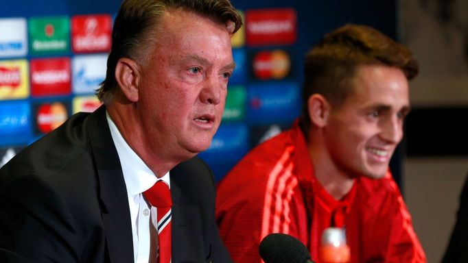 Louis van Gaal a Adnan Januzaj během tiskové konference