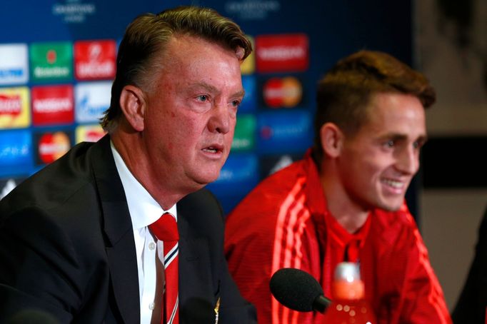 Louis van Gaal a Adnan Januzaj během tiskové konference