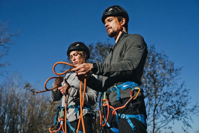 Igor Orozovič a Aneta Krejčíková ve filmu Na horách.