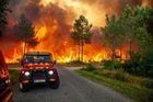 Francouzské úřady preventivně evakuovaly 14 tisíc lidí. Požáry spálily už deset a půl tisíce hektarů půdy.