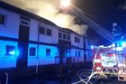 Požár ubytovny v Kutné Hoře. Hasiči zachránili dvě desítky dětí, jedna žena nepřežila