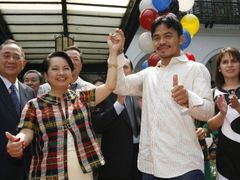 Proč si kvůli takové malichernosti kazit náladu? Prezidentka Arroyová ve čtvrtek v paláci přivítala filipínského boxerského šampiona Mannyho Paquiaa, který minulý víkend v Las Vegas vybojoval další slavné vítězství