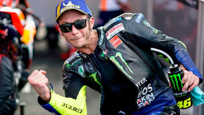 Valentino Rossi slaví druhé místo ve Velké ceně Argentiny třídy MotoGP.