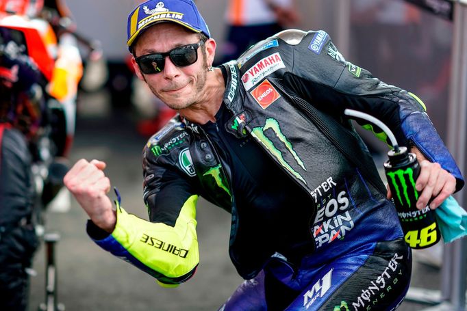 Valentino Rossi slaví druhé místo ve Velké ceně Argentiny třídy MotoGP.