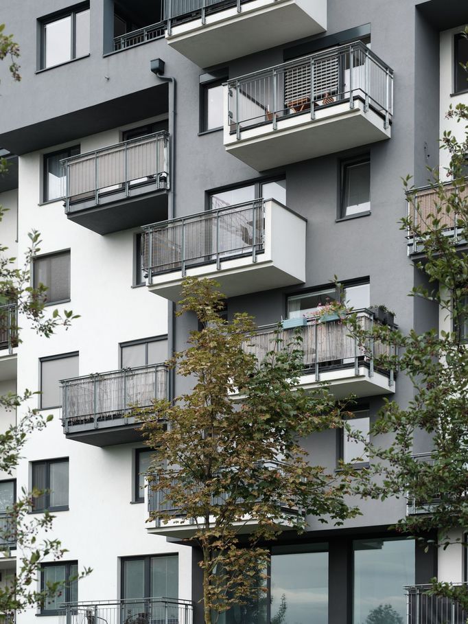 Samotnému domu nemá rodina, co vytknout. V okolí jim ale chybí občanská vybavenost, služby a kvalitní veřejný prostor.