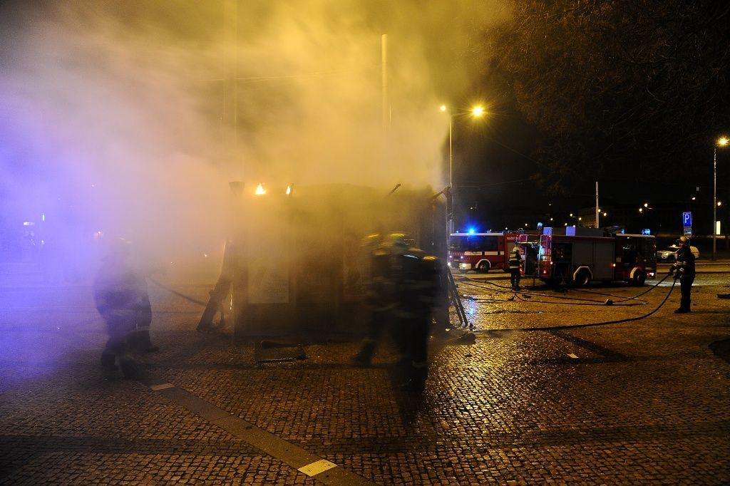 Požár auta v Praze na Malostranské