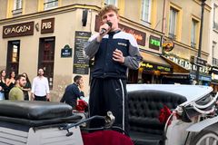 Bohemian Rhapsody v ulicích Paříže. Neuvěřitelné video dojalo celý svět