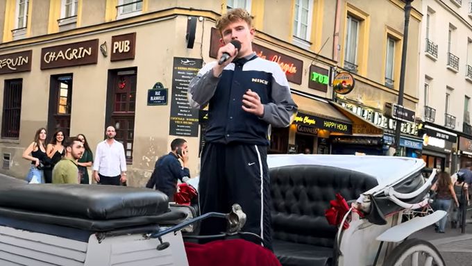 Flash mob k výročí Bohemian Rhapsody dojal celý svět.