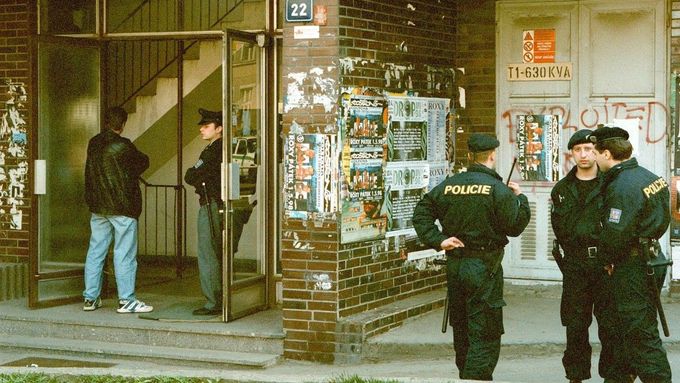 Próza Černá rusalka se odehrává po sametové revoluci. Na ilustračním snímku policisté hlídkují před domem na pražském Žižkově.