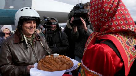 Sovětské melodie a procesí. Piloty, kteří bombami podpořili Asada, vítali jako hrdiny