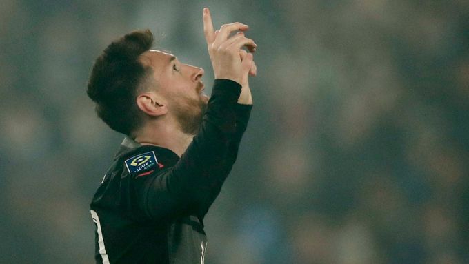Lionel Messi slaví svůj první gól ve francouzské lize