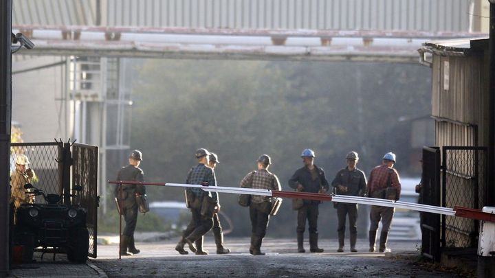 V polském dole došlo k silnému otřesu. Pod zemí zůstaly desítky horníků