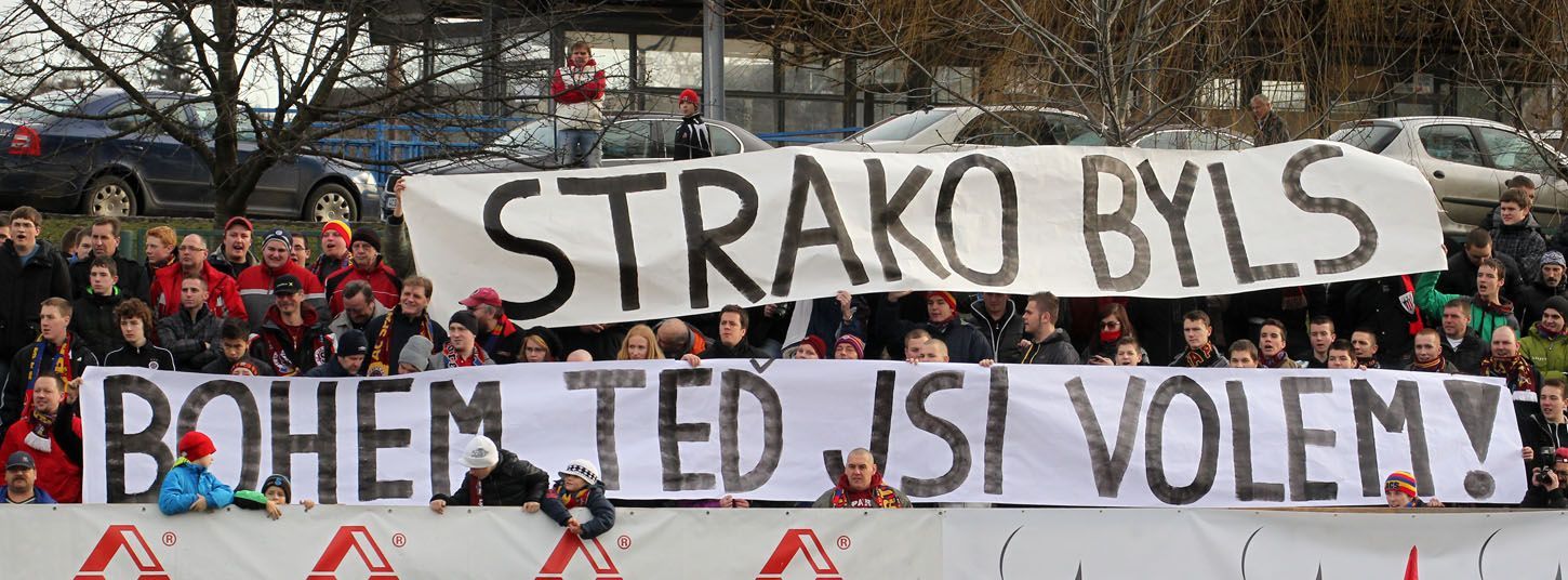 Silvestrovské derby, Sparta - Slavia: fanoušci, Straka