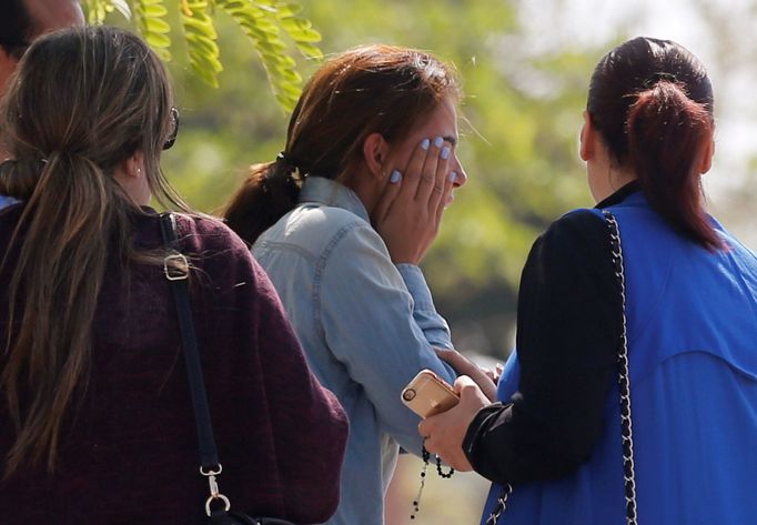 Příbuzní pasažérů zmizelého airbusu EgyptAir se sešli na letišti v Káhiře.