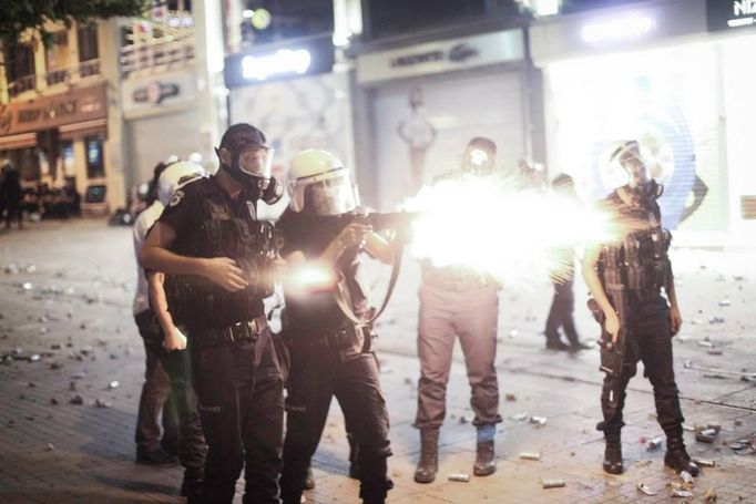 Demonstrace na istanbulském náměstí Taksím očima tureckého fotografa