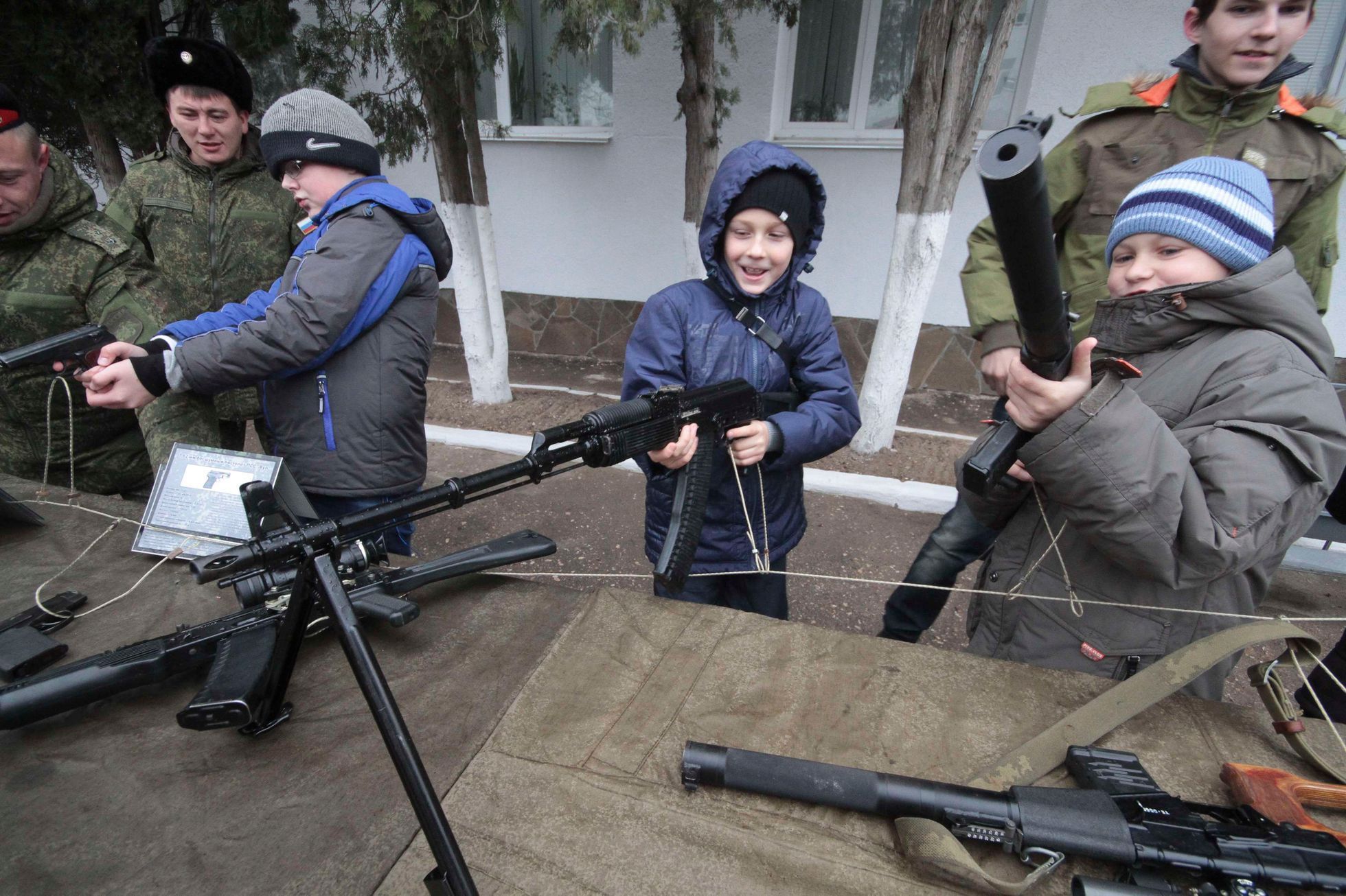 Děti v Sevastopolu během oslav Dne námořnictva