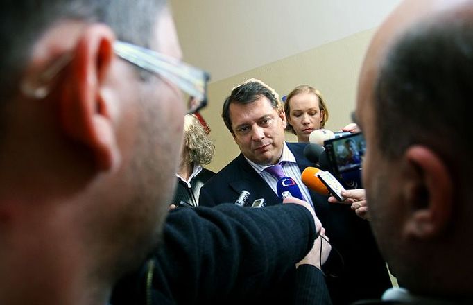 Jiří Paroubek na chodbě základní školy v apeloval prostřednictvím rozhovoru před kamerou na voliče, aby přišli k volbám, pokud chtějí změnu.