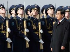 Čínský prezident Chu Ťin-tchao před rokem navštívil Rusko. Na snímku prochází kolem nastoupené jednotky na moskevském letišti Vnukovo.