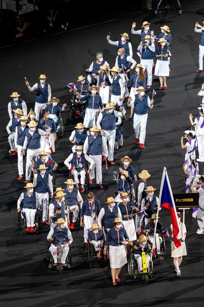 Česká výprava při slavnostním zahájení paralympiády v Tokiu 2020