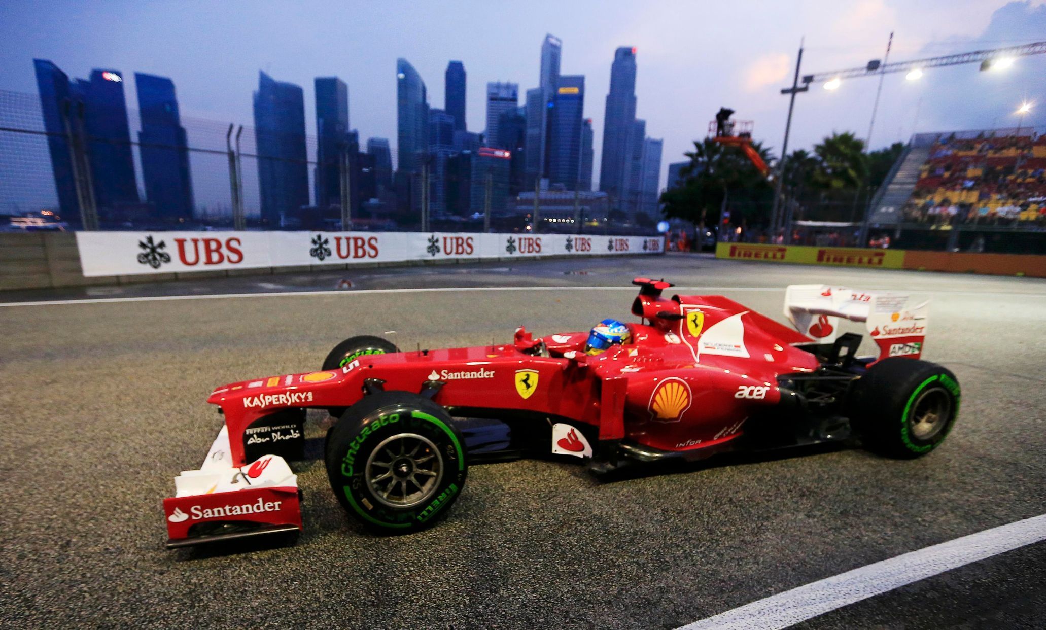 Fernando Alonso na tréninku v Singapuru
