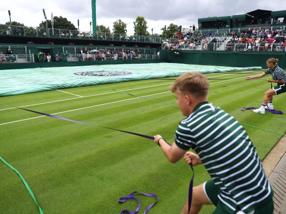 Hned první den letošního Wimbledonu narušil déšť