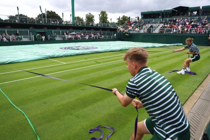 Hned první den letošního Wimbledonu narušil déšť