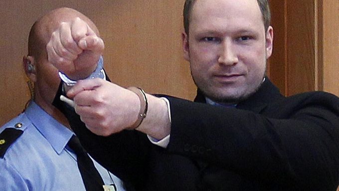 Raději do vězení než do léčebny, dušuje se Breivik. Jen jestli nelže.