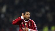 Střelec dvou gólů Robinho si vyžaduje odezvu fanoušků AC Milán. Jeho trefy přišly těsně před a po poločasové přestávce.