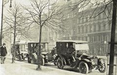 Taxíky v roce 1913 na Václavském náměstí.