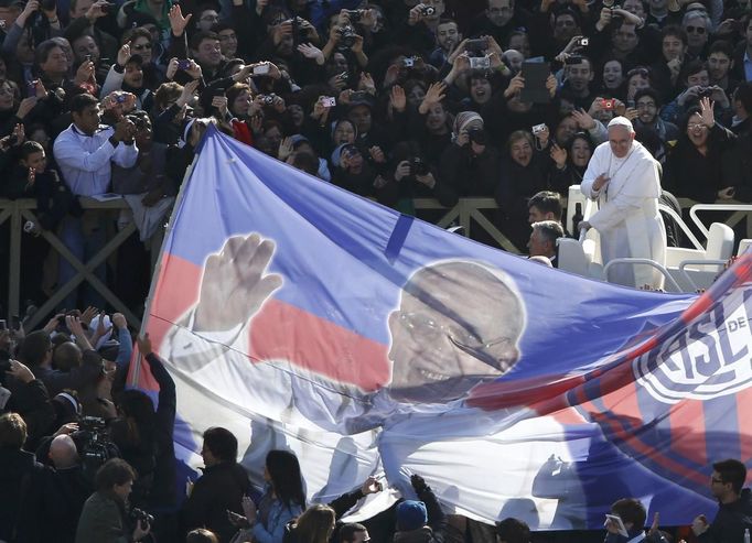 Pope Francis arrives in Saint Peter's Square for his inaugural mass at the Vatican, March 19, 2013. Pope Francis celebrates his inaugural mass on Tuesday among political and religious leaders from around the world and amid a wave of hope for a renewal of the scandal-plagued Roman Catholic Church. REUTERS/Paul Hanna (VATICAN - Tags: RELIGION POLITICS) Published: Bře. 19, 2013, 8:44 dop.