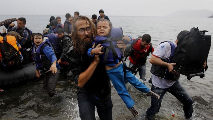 Uprchlíci po vylodění na řeckém ostrově Lesbos. Ilustrační foto.
