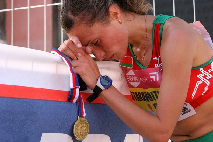 Běžci a běžkyně v ulicích Prahy