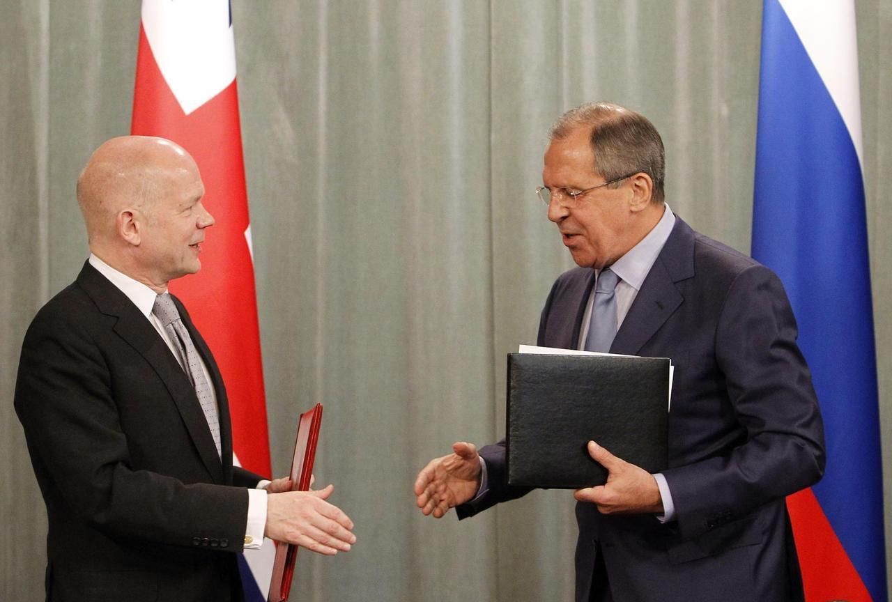 Sergei Lavrov a William Hague během jednání v Moskvě
