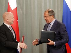 Ministři zahraničí Ruska a Velké Británie Sergej Lavrov a William Hague.