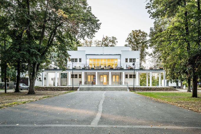 Rekonstrukce pavilonu A v Lounech je dílem architekta Ondřeje Tučka. Funkcionalistické stavba z roku 1931 je ukázkou stavitelského umění až antických rozměrů.