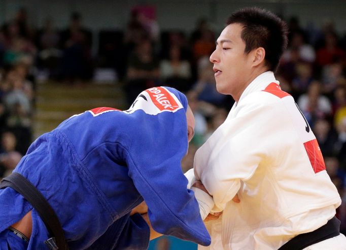 Lukáš Krpálek (v modrém) bojuje na olympiádě v Londýně