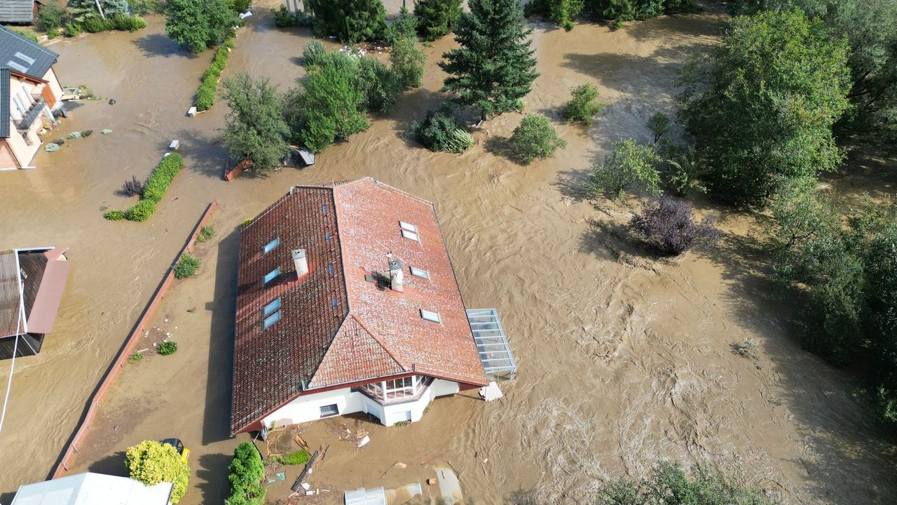 Povodně mají v Česku čtyři oběti. V Krnově našli mrtvé v zaplaveném bytě a potoce