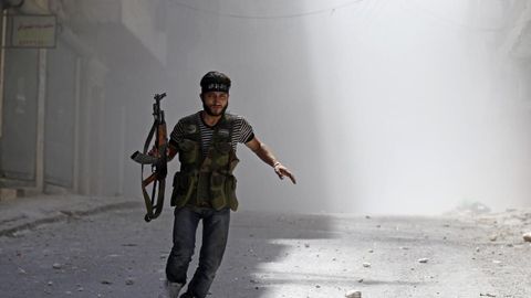 Syřané se pokoušejí kalašnikovem sestřelit ruskou helikoptéru