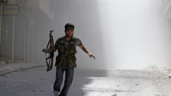 Jedním z bojišť syrské občanské války je Aleppo. Povstalci bojují v ulicích s vojáky loajálními Asadovi.