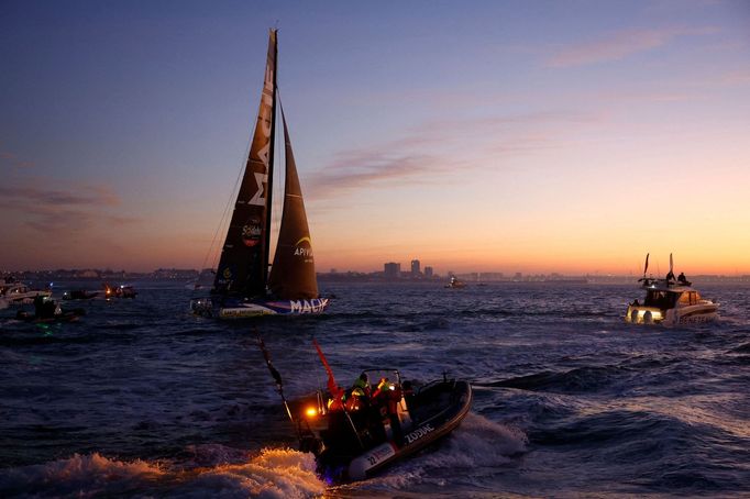 Francouz Charlie Dalin slaví vítězství v jachtařském závode kolem světa Vendée Globe